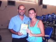Secretario_Darinho_entrega_agenda_personalizada_para_professora_do_municipio