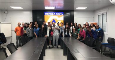 Meninas e meninos do CRAS com coordenador regional