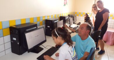 Prefeito acompanha emoção de aluna teclando computador