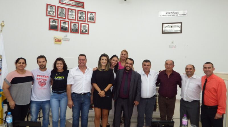 Prefeito com vereadores e servidores