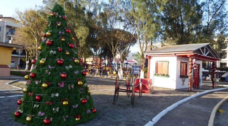 Praça está com cenário festivo para receber o casal Noel