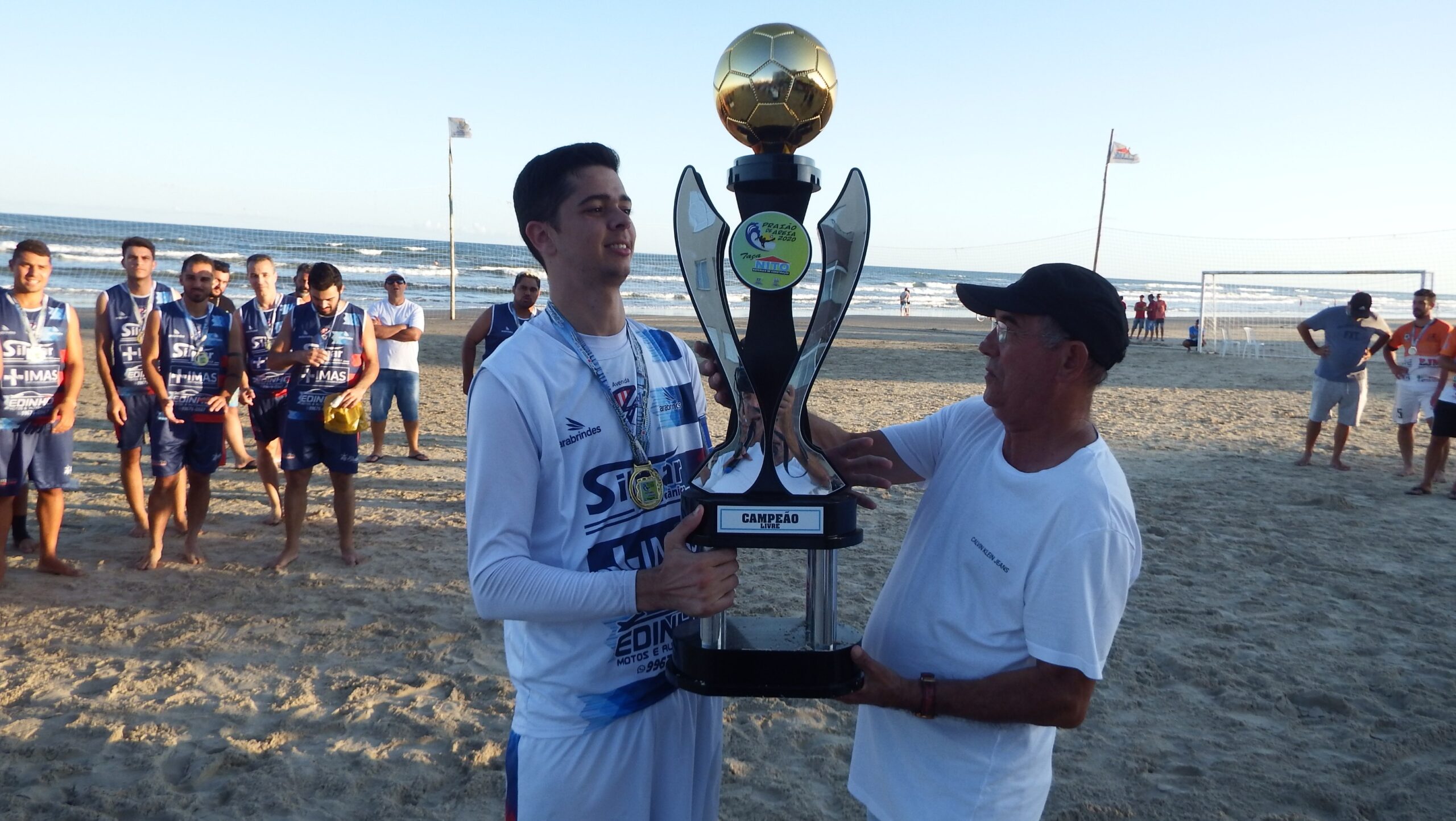 Prefeito entrega taça de campeão da categoria Livre