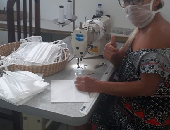 Empresária Selma Hilário fabrica máscaras para distribuir de graça para a população