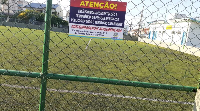 Campos estão fechados para praticar futebol