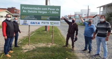 Prefeito e lideranças na avenida Getúlio Vargas