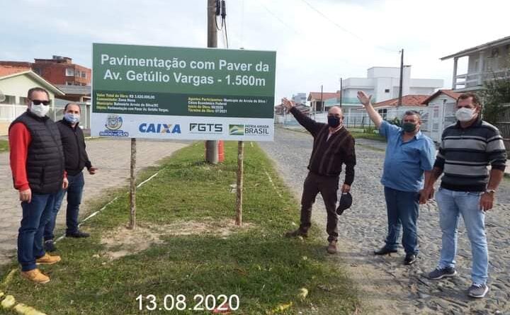 Prefeito e lideranças na avenida Getúlio Vargas