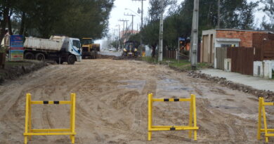 Cavaletes zebrados sinalizam trânsito impedido